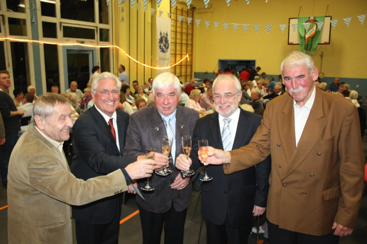 Feier 50 Jahre VHB, Turnhalle Raiffeisenring, 2012, Richard Lötsch, Wolfram Sauerbrei, Gründungsmitglied Becker, Ob Roth, Horst Anhäuser